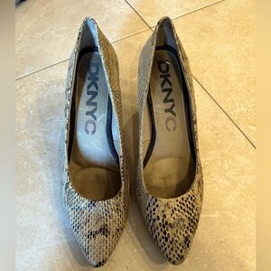 Women’s DKNY snake skin design tan pointy heel shoes size 9.5